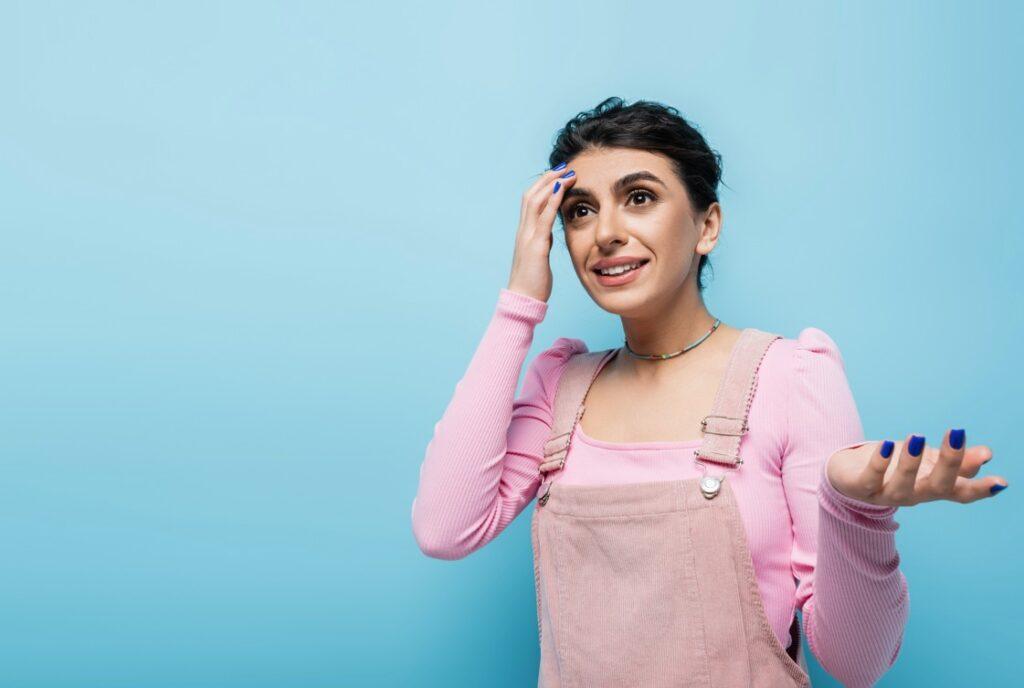 Brain fog doesn’t usually arrive all at once. It tends to creep in quietly—misplaced keys, forgotten names, a moment of walking into a room and losing your train of thought.