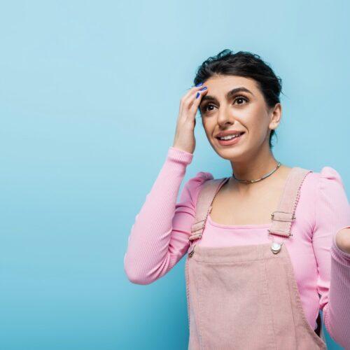 Brain fog doesn’t usually arrive all at once. It tends to creep in quietly—misplaced keys, forgotten names, a moment of walking into a room and losing your train of thought.